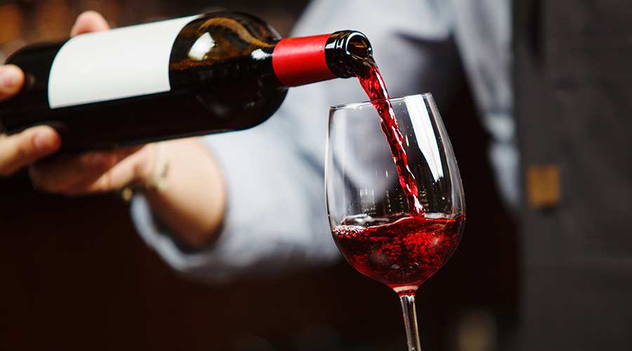 Service du vin rouge &agrave; table